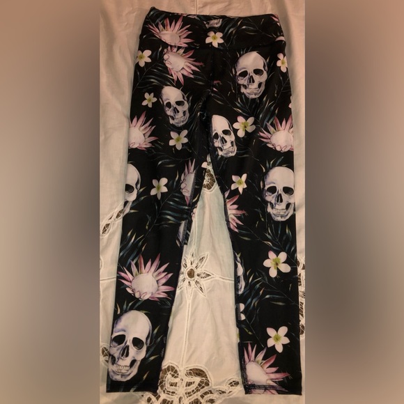 Evolution and Creation leggings size medium skull and flowers 
Bundle2save$ - Picture 5 of 9